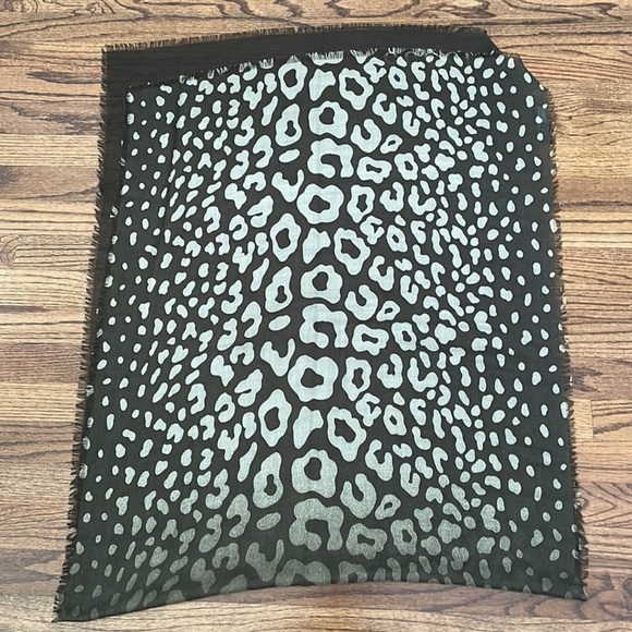 GUCCI Dark Green and Cream Lightweight Wool and Silk Animal Print Ombré Scarf - Picture 3 of 6